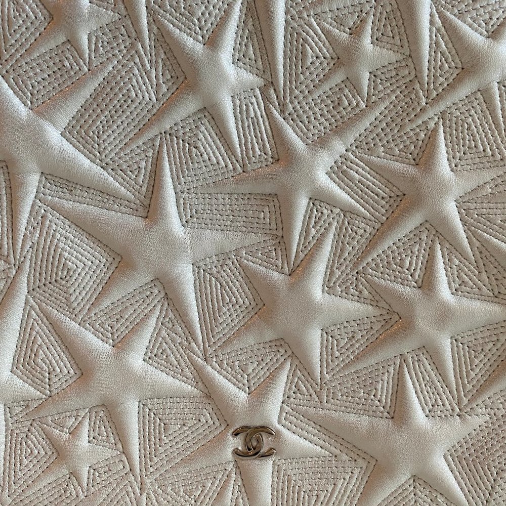 Chanel silver star pouch - Picture 2 of 4